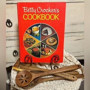 Vintage 1970s Betty Crocker’s Cookbook – Classic Red Edition